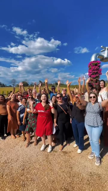 Grupo Partiu Bora comemorando em excursão