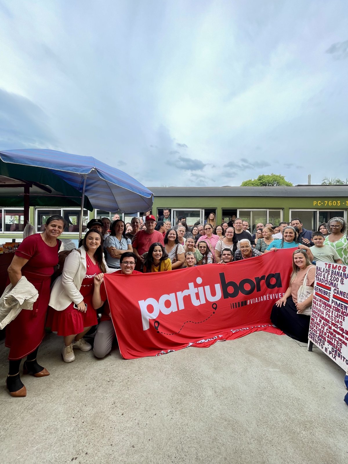Grupo PartiuBora embarcando para excursão